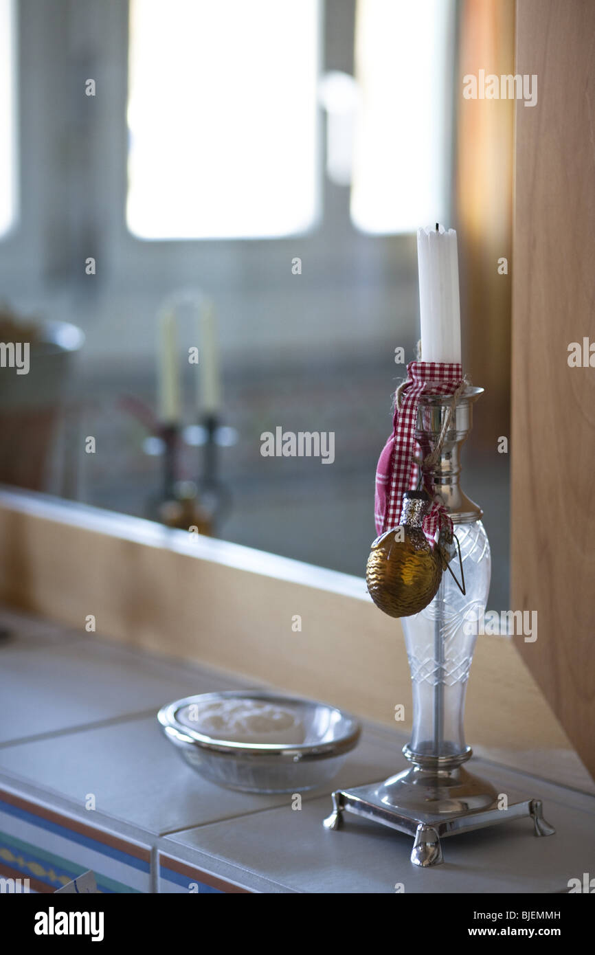 Seifenschale und Kerze vor dem Spiegel Stockfoto