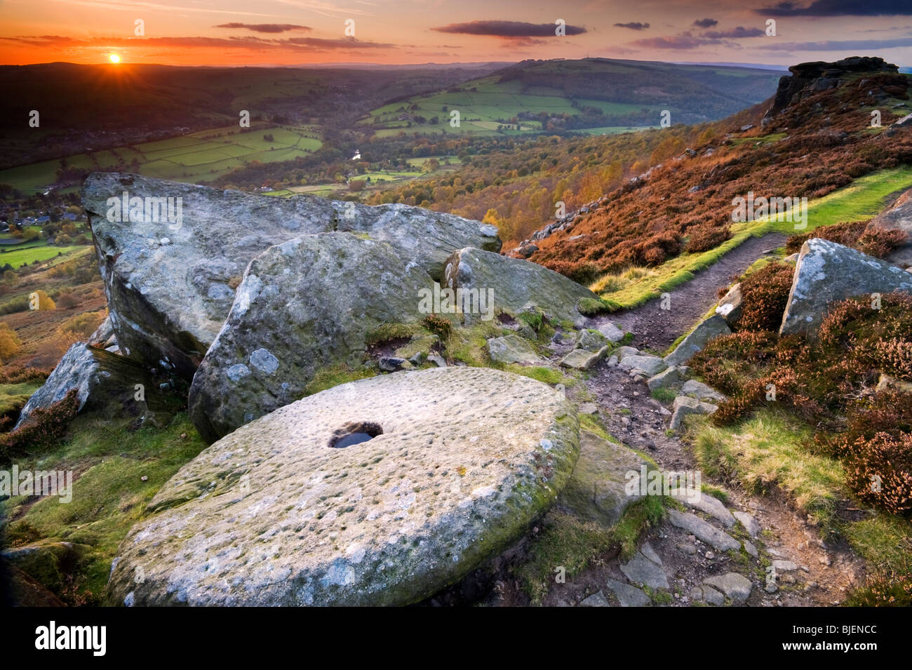 Sonnenuntergang über Curbar Rand, Peak District National Park, Derbyshire, England, Vereinigtes Königreich Stockfoto