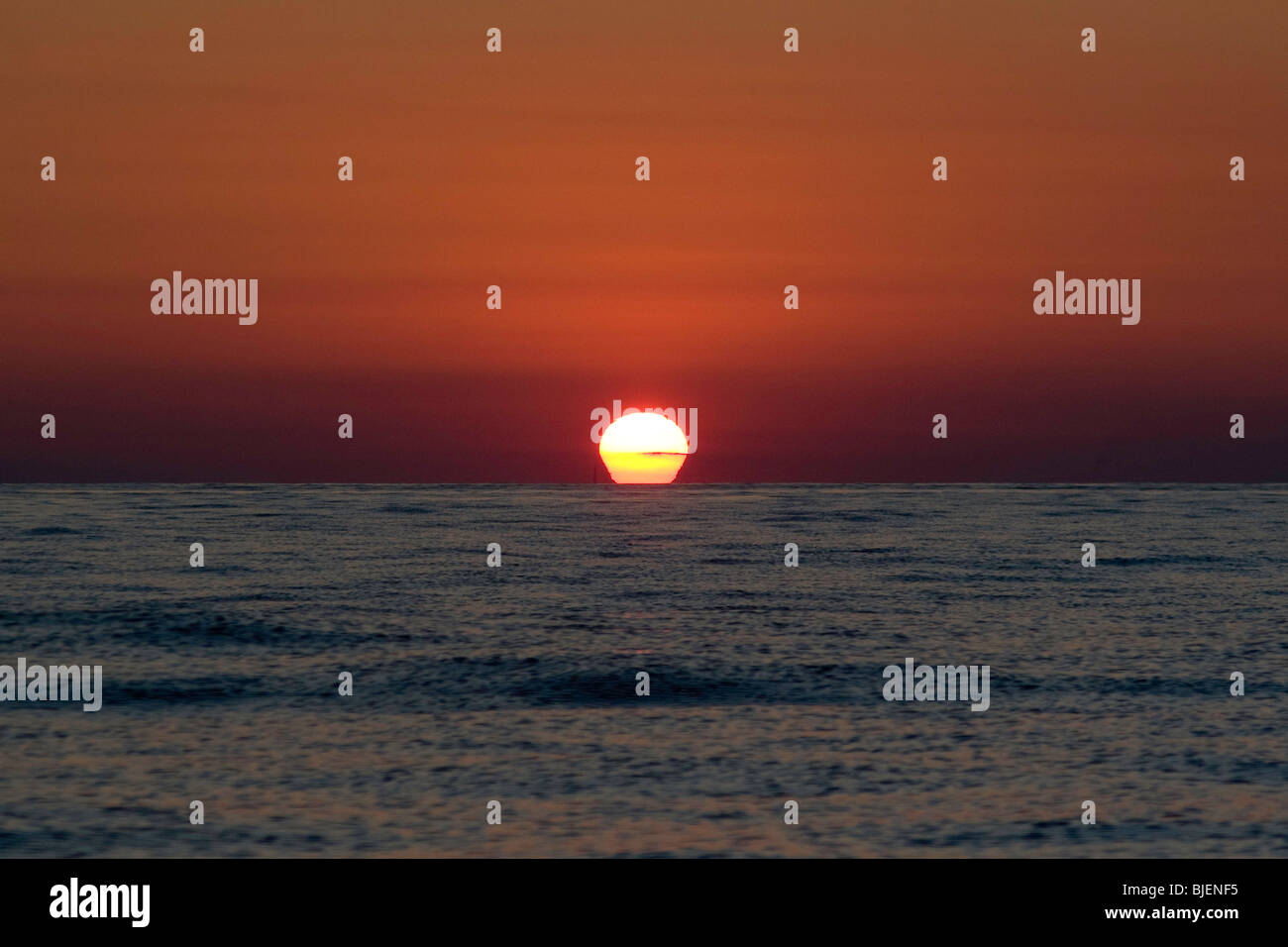 Sonnenuntergang auf See im westlichen Atlantik vor der östlichen Meeresküste Stockfoto