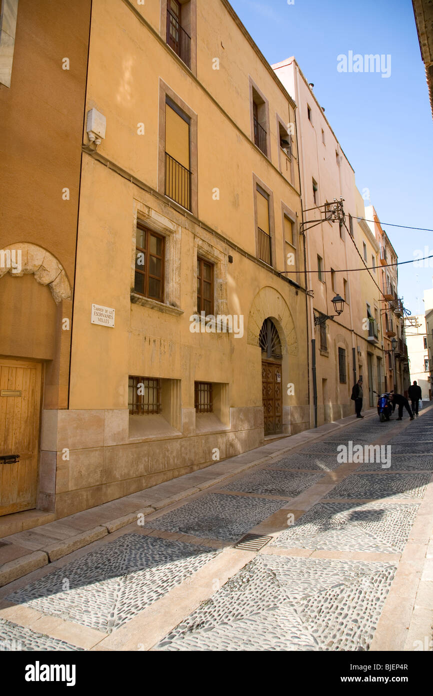 Carrer de Les Escrivanies Velles, Tarragona gepflasterten Seitenstraße in der Altstadt in der Nähe von Kathedrale Stockfoto