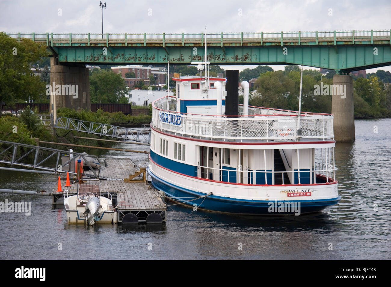 Hafen-Kreuzfahrten können man am Fluss Boot Geduld gesehen hier gebunden an einen Penobscot River Float in Bangor, Maine Stockfoto