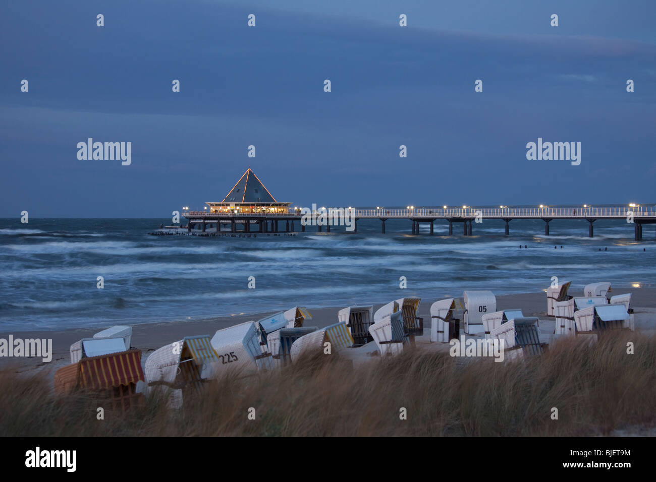 Das Vergnügen Pier von Heringsdorf auf der Ostsee-Insel Usedom im Abendlicht. Mecklenburg-Western Pomerania, Deutschland. Stockfoto