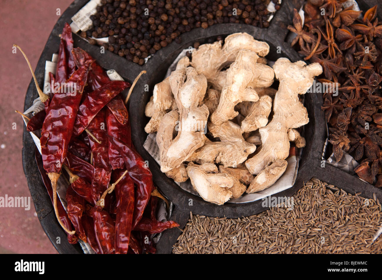 Indien, Kerala, Kochi, Mattancherry, Jewtown, spice Shop, getrocknete Chilischoten, Kreuzkümmel, Pfeffer, Ingwer und Sternanis Stockfoto