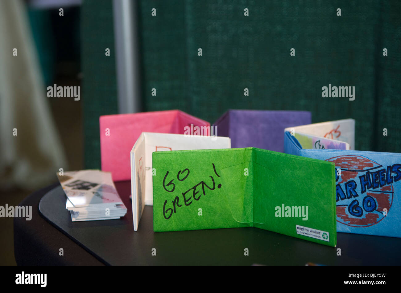 Dynomighty Design Geldbörsen bei Go Green Expo statt in Midtown in New York Stockfoto