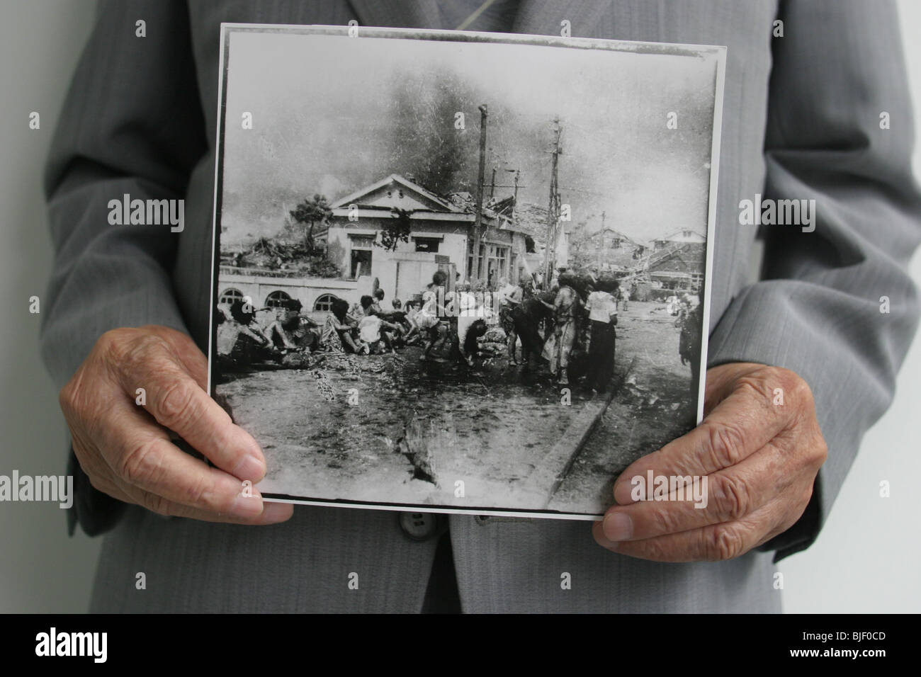 Sunao Tsuboi auf Miyuki Brücke, wo er fotografierte 3 Stunden nach der Atombombenabwürfe auf Hiroshima war. Stockfoto