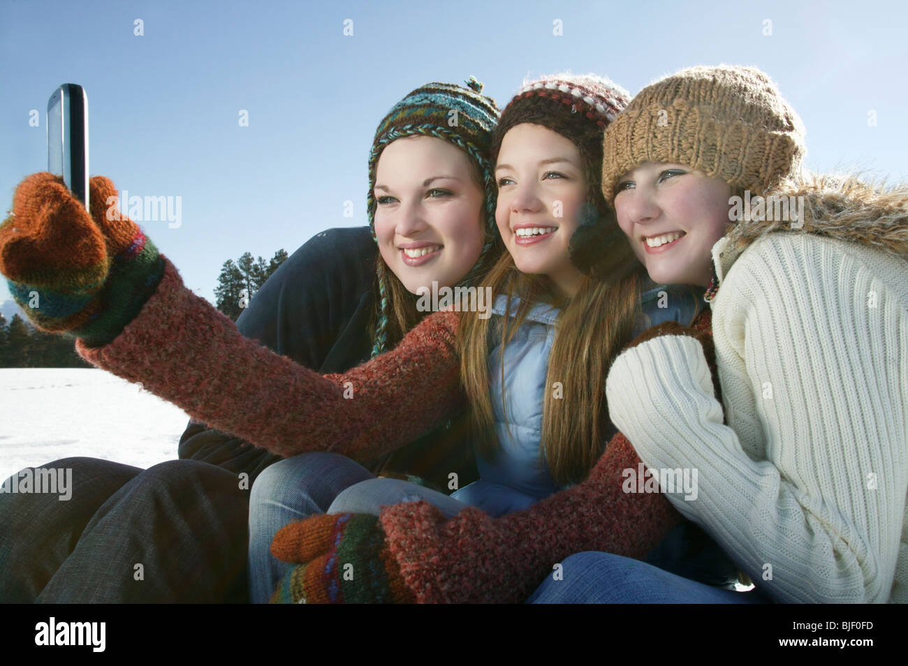 Drei Mädchen nehmen Selbstbildnis mit Kamera-Handy Stockfoto