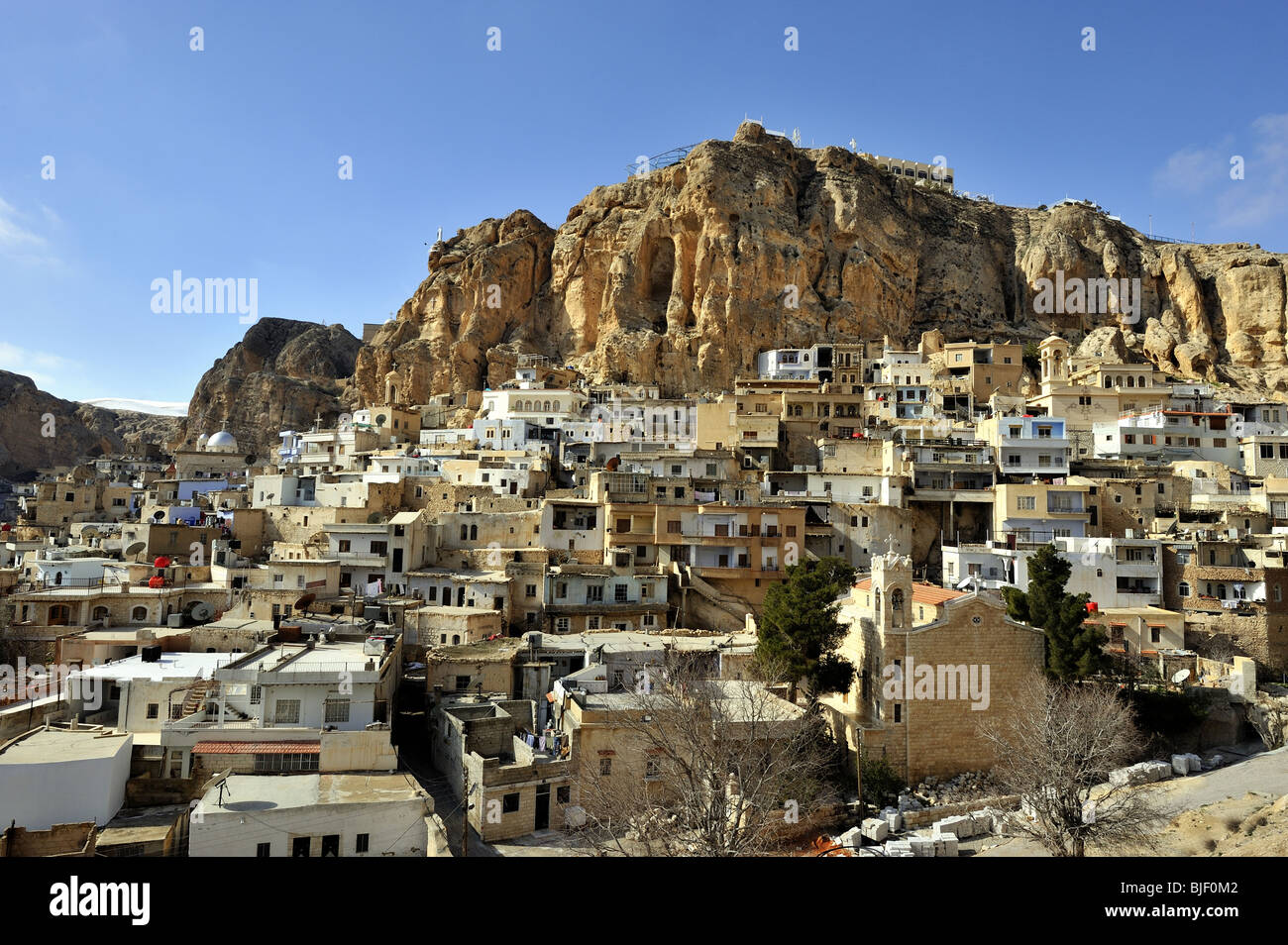 Die christlichen Dorf Malula oder Maalula unter Kalksteinfelsen, einem Pilger-Reiseziel in Syrien Stockfoto