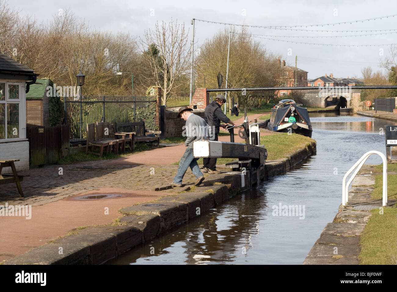 Öffnen die Schleusen auf dem Trent & Mersey Kanal bei Stein, Staffordshire Stockfoto