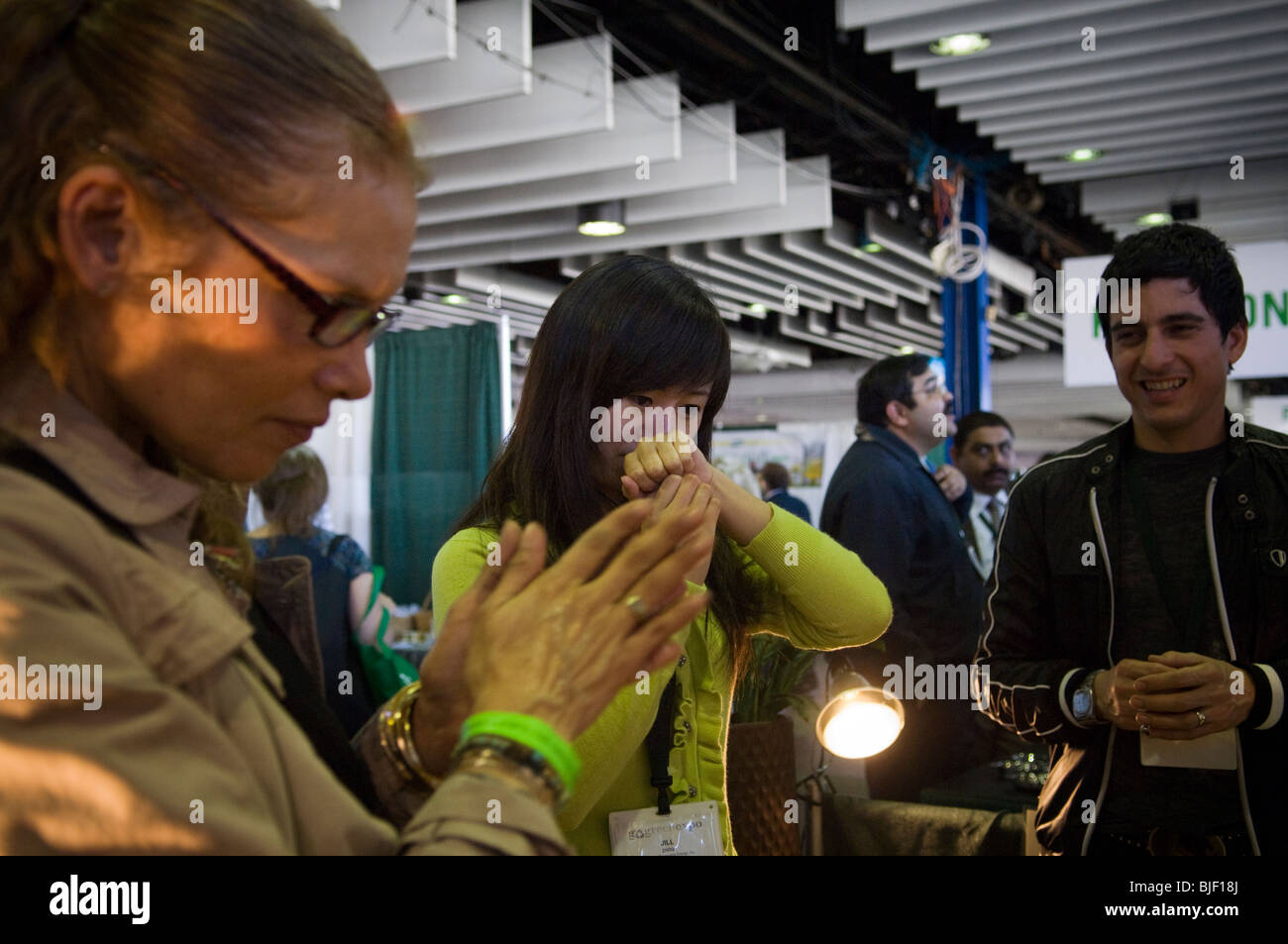 Ein Besucher versucht, ein Beispiel für ein AustralianScent Produkt zur Hautpflege bei der Go Green Expo statt in Midtown in New York Stockfoto