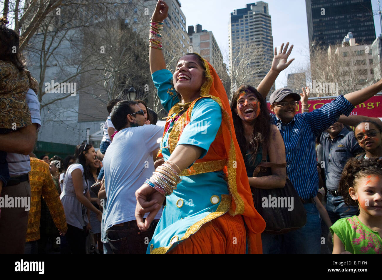 Bhangra Tänzer feiern die indischen Urlaub von Holi ein Straßenfest in New York Stockfoto