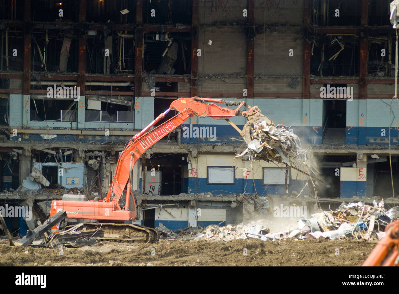 Arbeiter zerstören das ehemalige Wohnhaus des New York Yankees im Stadtteil Bronx in New York Stockfoto