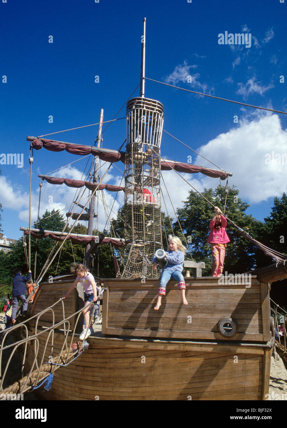 Kinder haben Spaß in der "Prinzessin Diana Kinderspielplatz" in Kensington Gardens London. Stockfoto