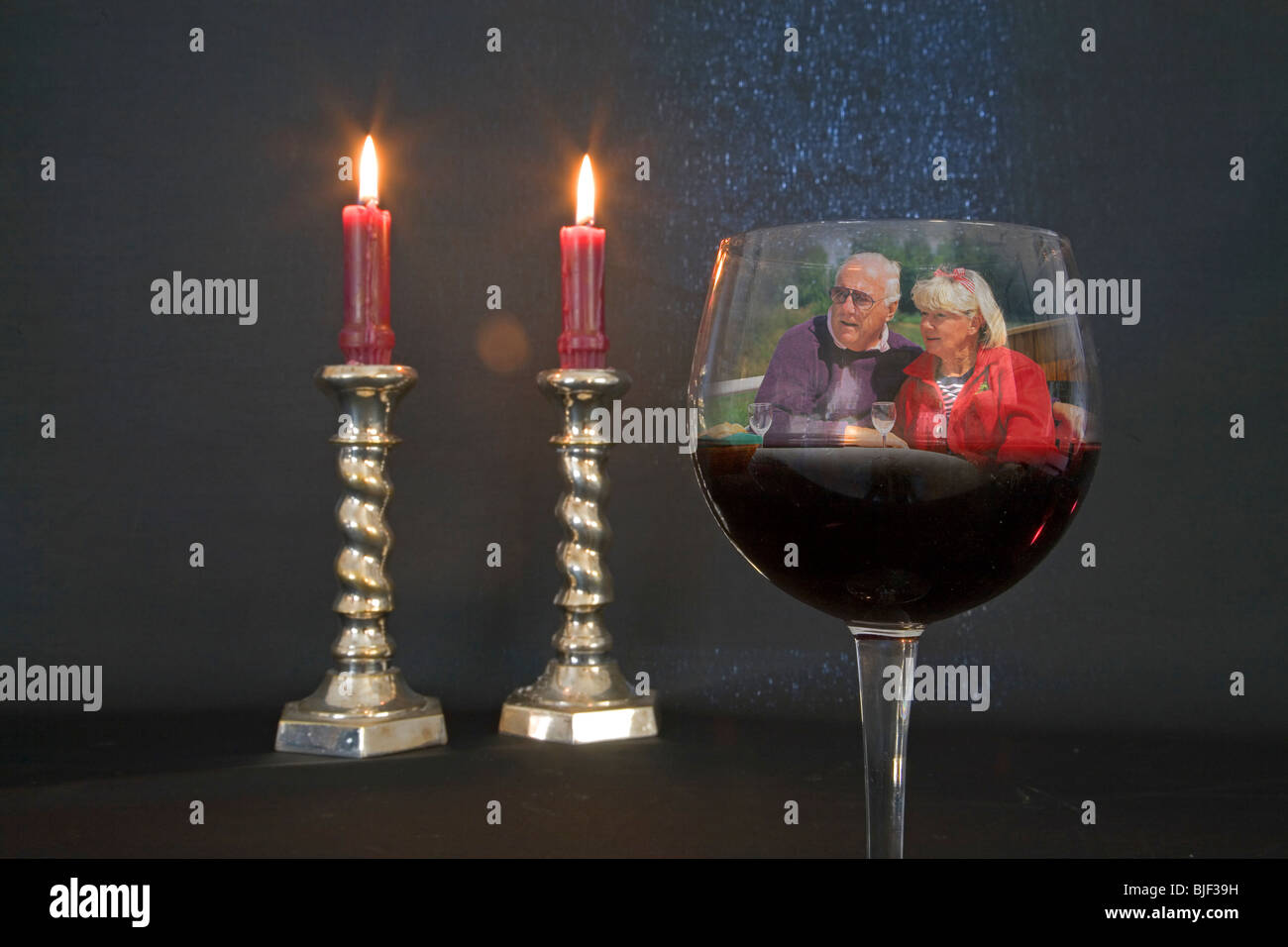 brennende Kerzen, ein Glas roten Pino Noir Wein, in einer romantischen situation Stockfoto