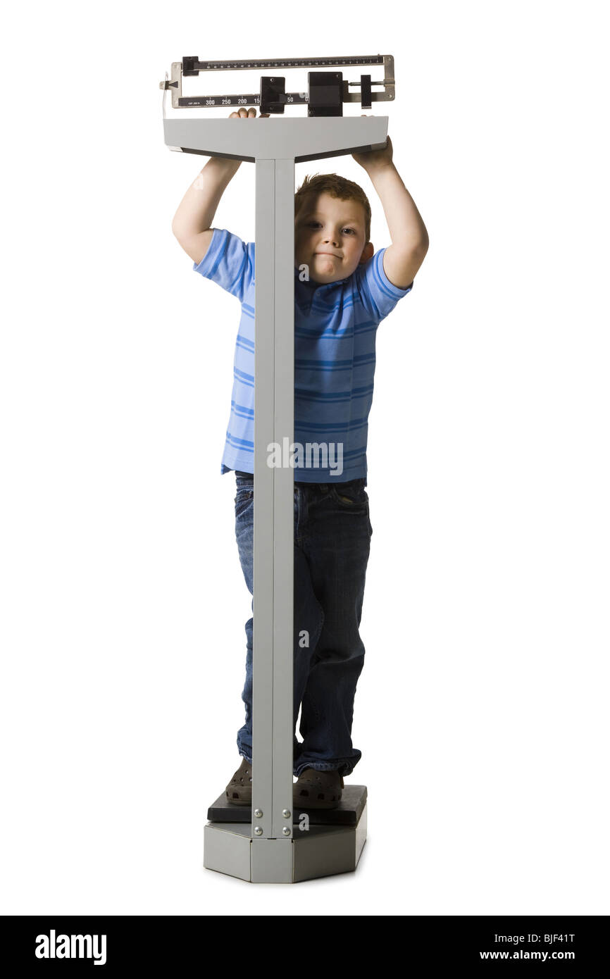kleiner Junge auf einer Skala Stockfoto