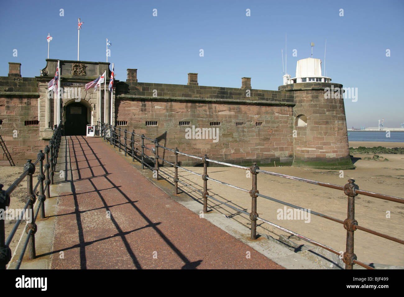 Stadt von Wallasey, England. Gehweg bis zum Haupteingang des Fort Perch Rock im Badeort von New Brighton. Stockfoto