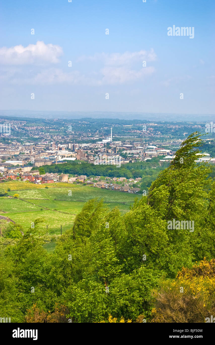 Blick auf die Stadt von Huddersfield von Castle Hill, Huddersfield, West Yorkshire, Großbritannien Stockfoto