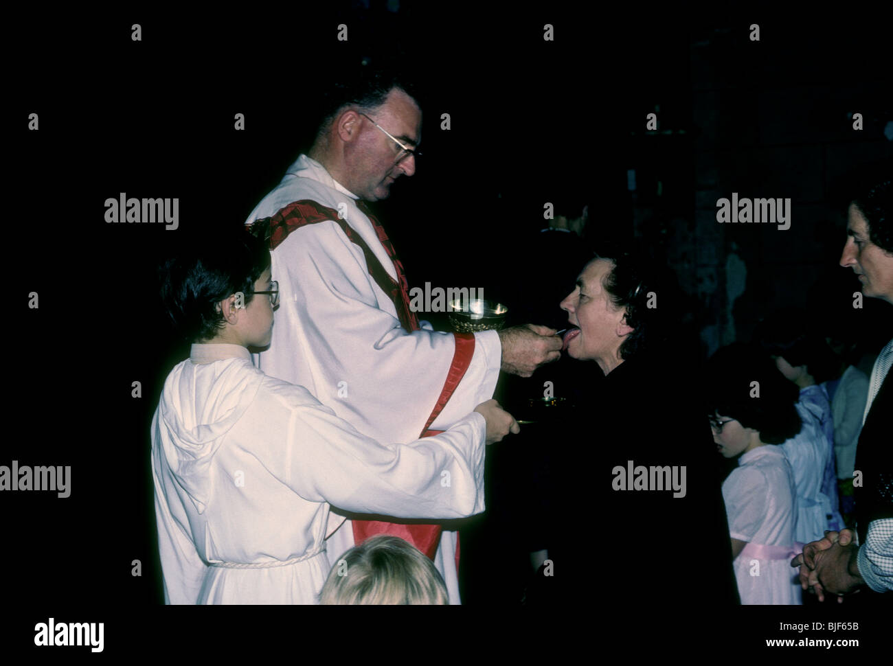 Französisch-baskischen Priester geben Kommunion-Sakrament römisch-katholische Messe im französischen Baskenland in der Stadt von Macaye Frankreich Stockfoto