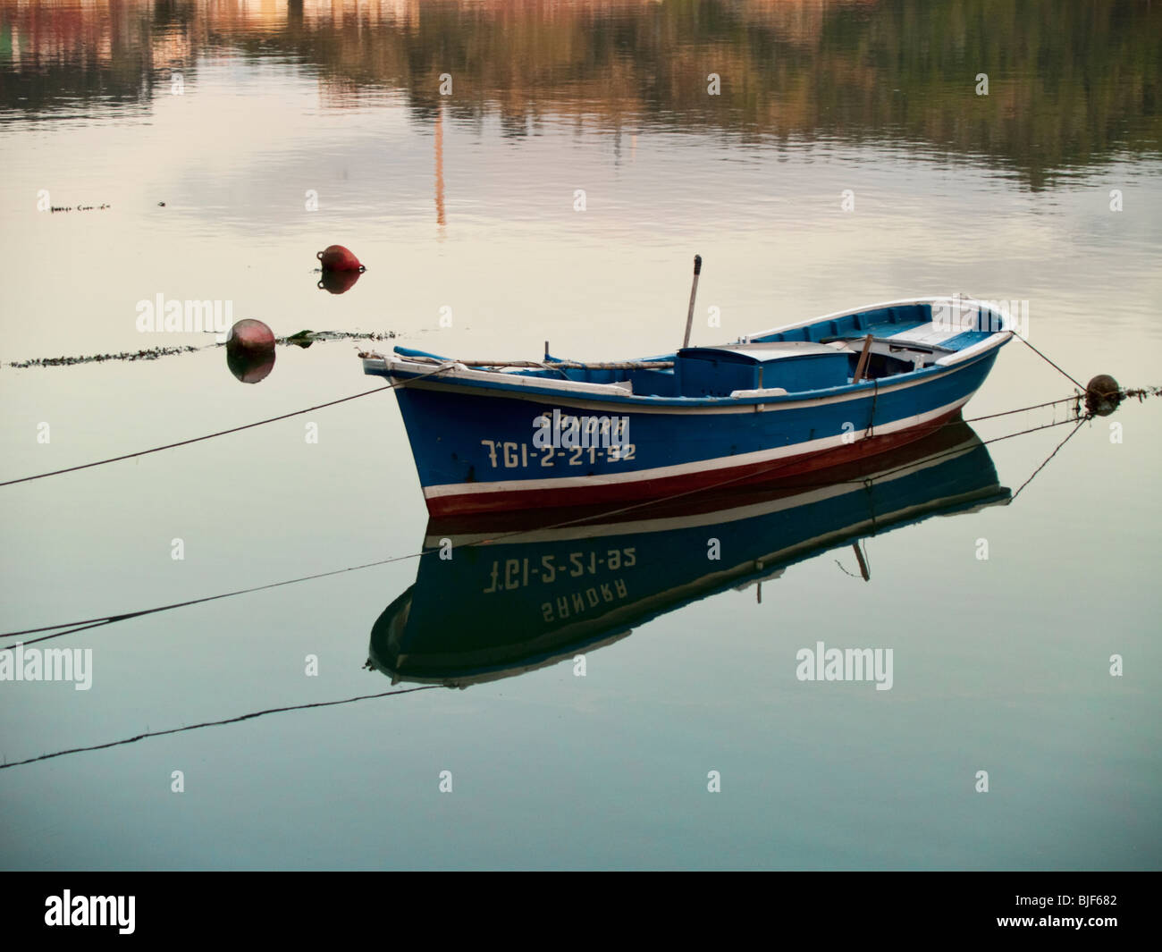 Boot bei Sonnenuntergang. Sella-Fluss (Ribadesella, Astuarias, Spanien) Stockfoto
