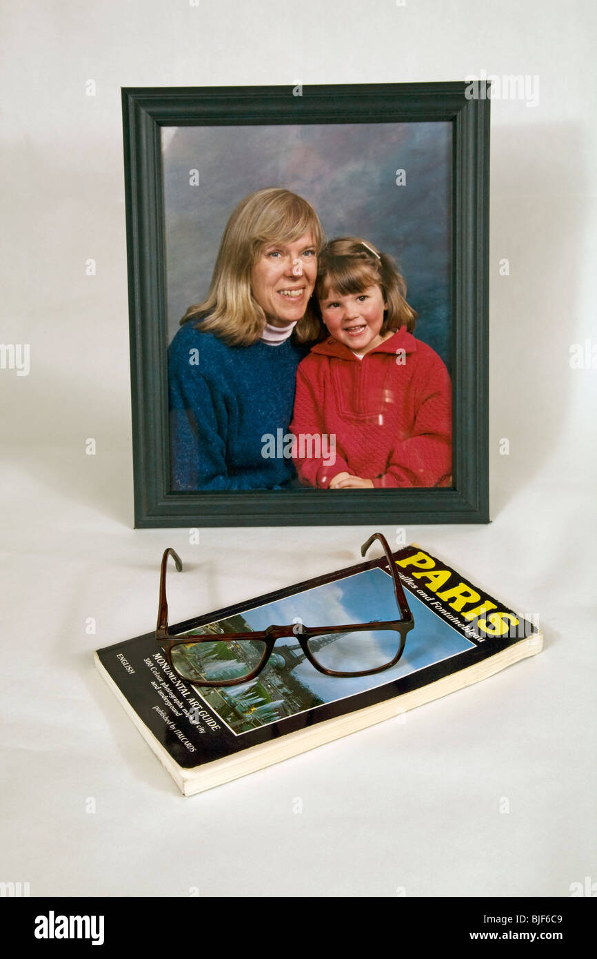 Paris Reiseführer, Lesebrille und ein Porträt einer Familie Stockfoto