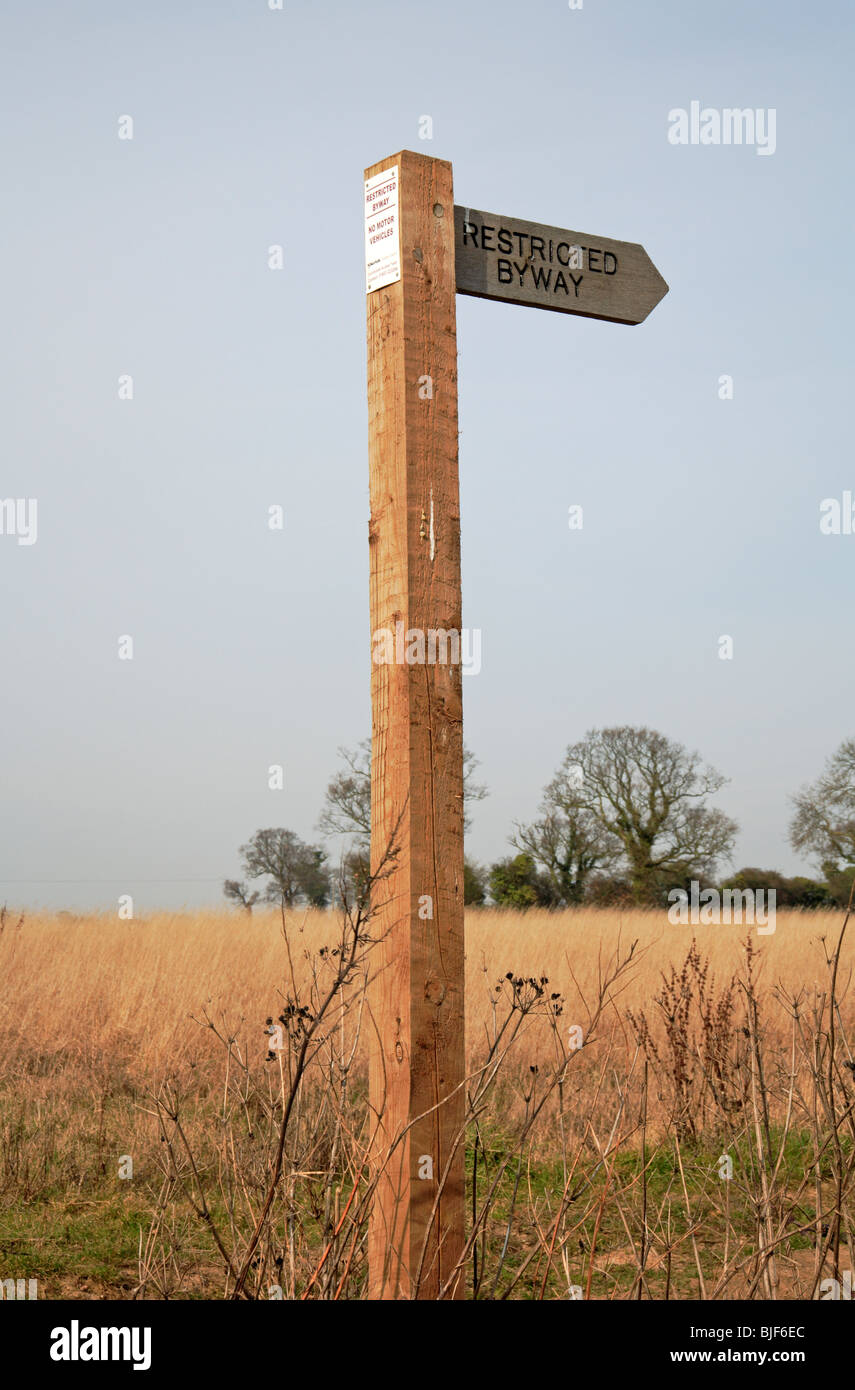 Ein Wegweiser zeigt eingeschränkte Byway und Richtung der öffentlichen Fußweg über Ackerland bei Thrigby, Norfolk, Großbritannien. Stockfoto