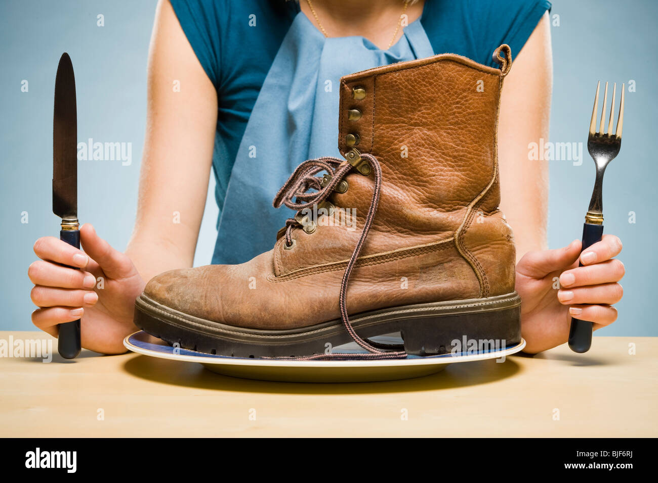 Frau, die eine Boot Essen Stockfoto