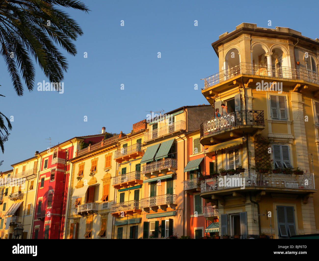 Hafenpromenade von Lerici, Bucht von La Spezia, Riviera, Ligurien, Italien | Lerici, Riviera, Bucht La Spezia, Ligurien, Italien Stockfoto
