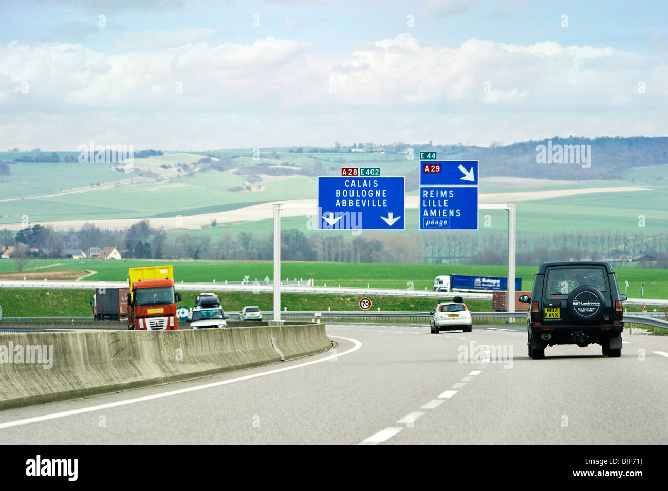 Autos und Verkehr fahren Richtung Norden nach Calais auf einer französischen Autobahn Autobahn, Frankreich, Europa Stockfoto
