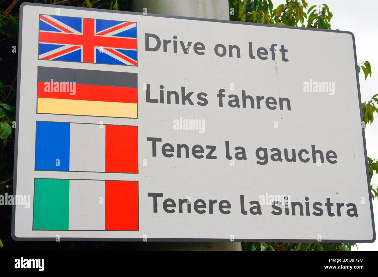 Fahren Sie auf der linken Roadsign Stockfoto