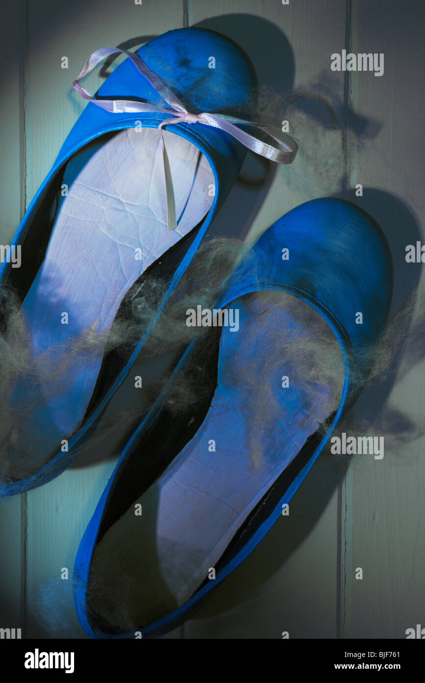 Alte vergessene, gemalte blaue Schuhe Stockfoto