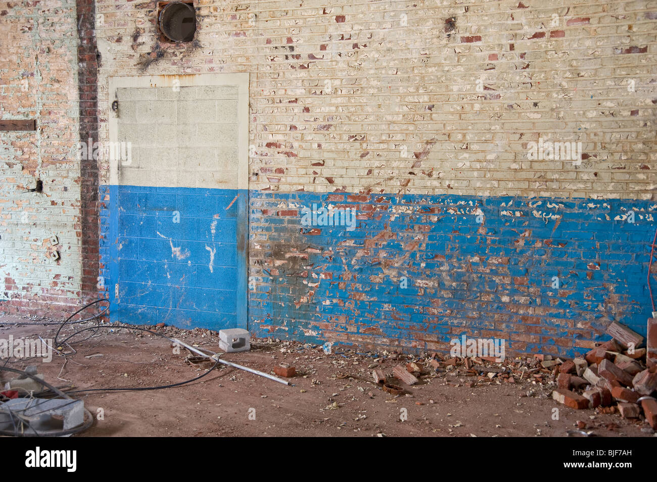 Innen alte verlassene Gebäude, Tür und Wand mit abblätternde Farbe, Philadelphia, PA USA Stockfoto