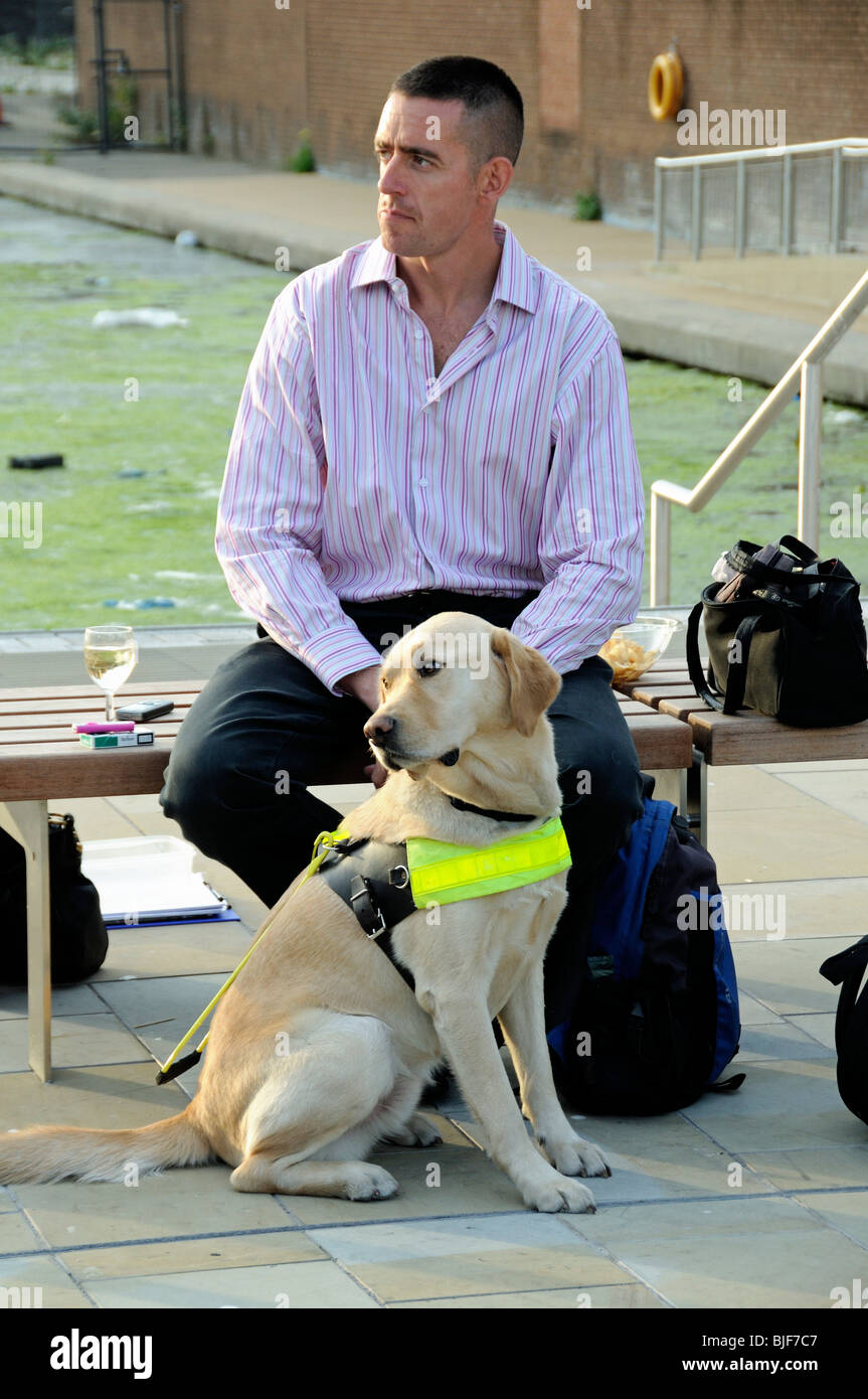 Blindenhund für Blinde mit Trainer London England Großbritannien UK Stockfoto