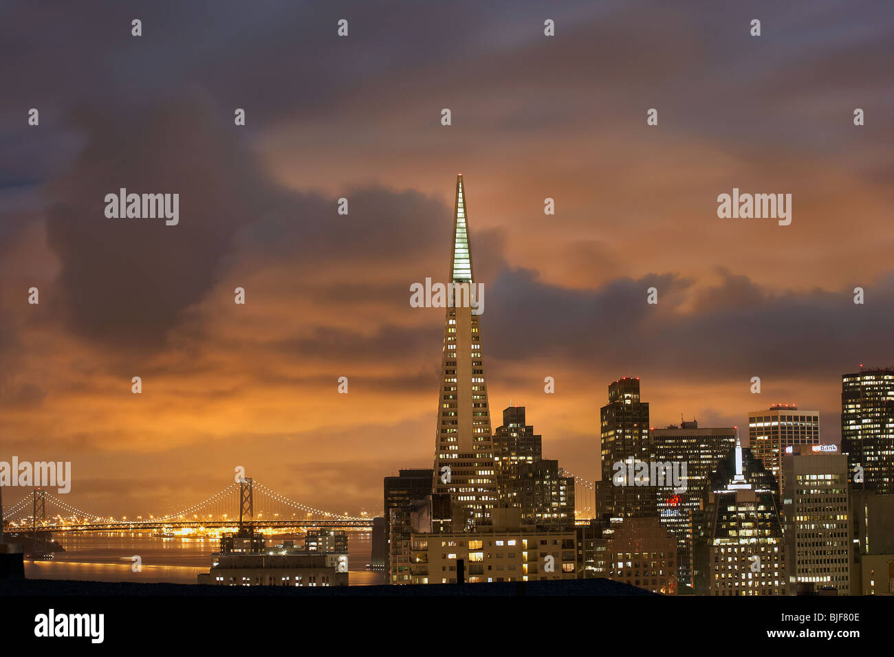 Stadt-Landschaft von San Francisco bei Nacht mit schweren Wolken. Stockfoto