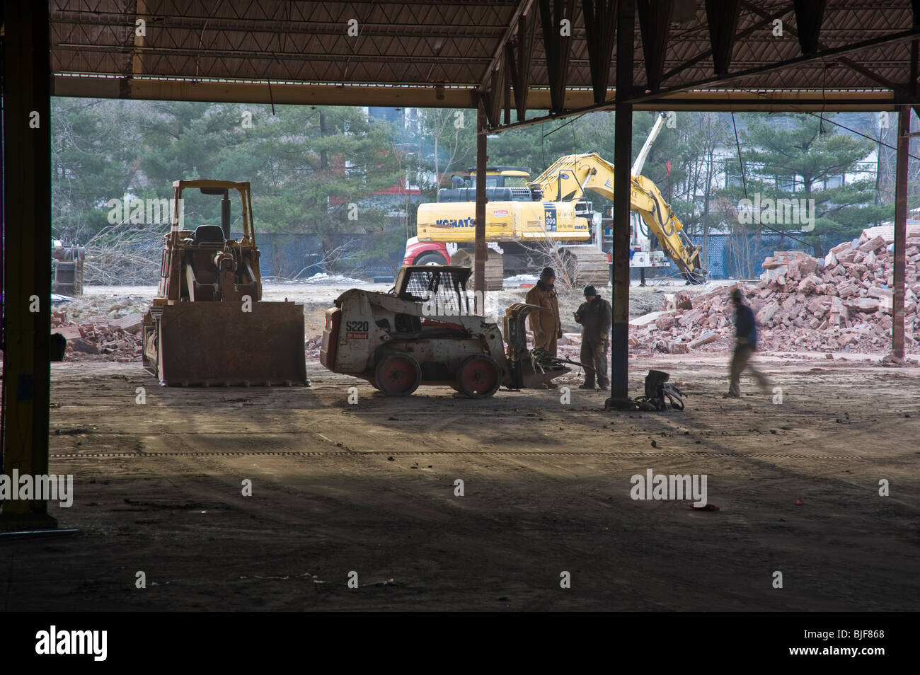 Schwere Maschinen & Arbeitnehmer bei Gebäudeabbruch, Philadelphia, USA Stockfoto