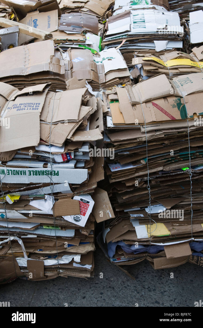 Stapel von wiederverwertbaren Kartons außerhalb einer store Stockfoto