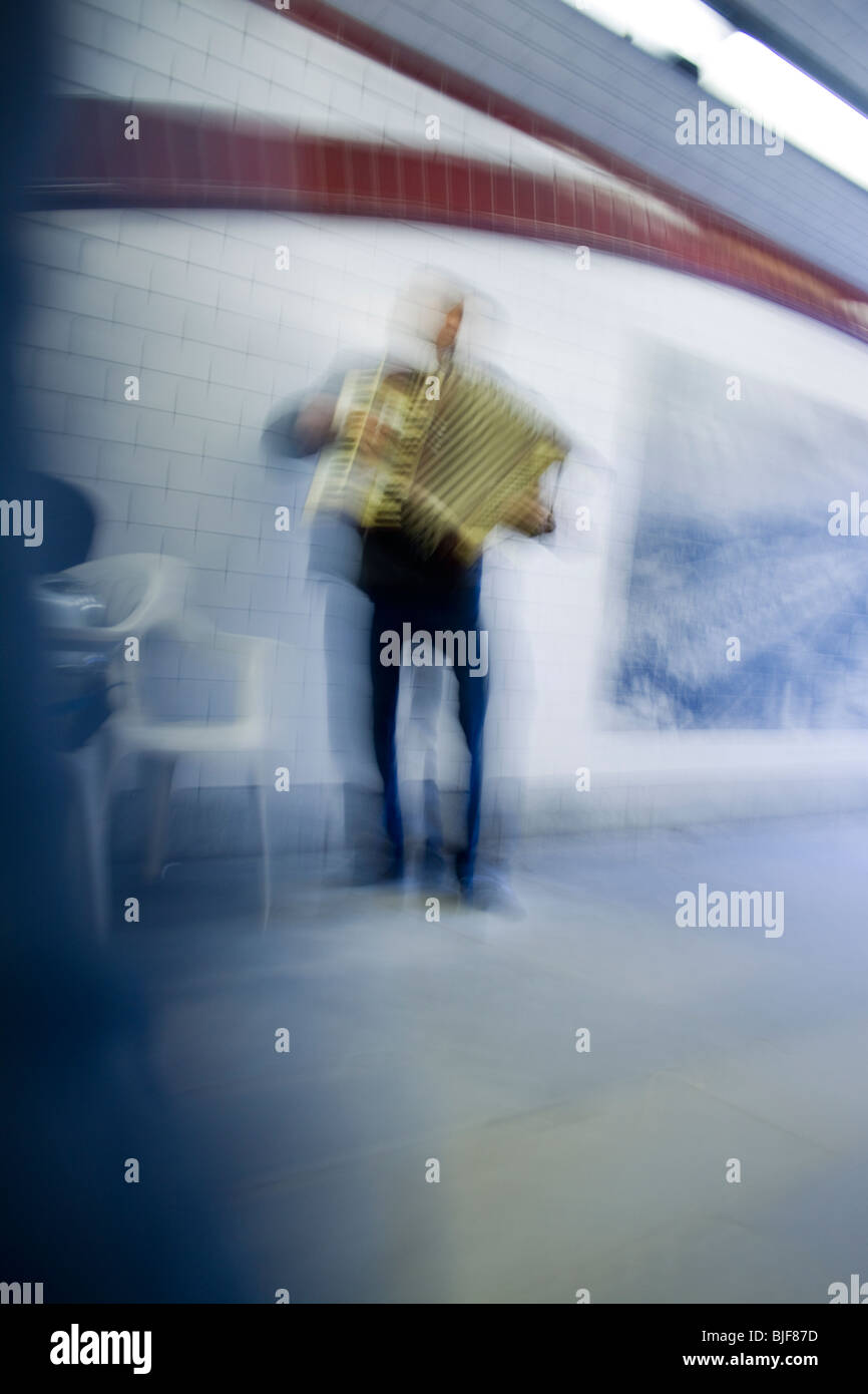 Ein Straßenmusikant spielt für die Massen auf die Londoner U-Bahn Rohr-Netzwerk. Stockfoto