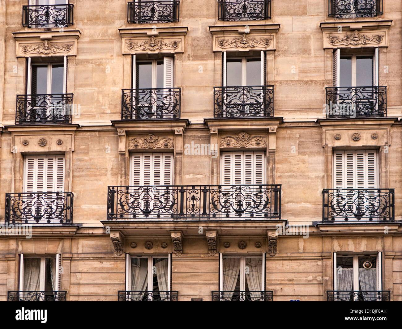 Reich verzierte Apartment Block außen mit Balkon in Paris, Frankreich, Europa Stockfoto