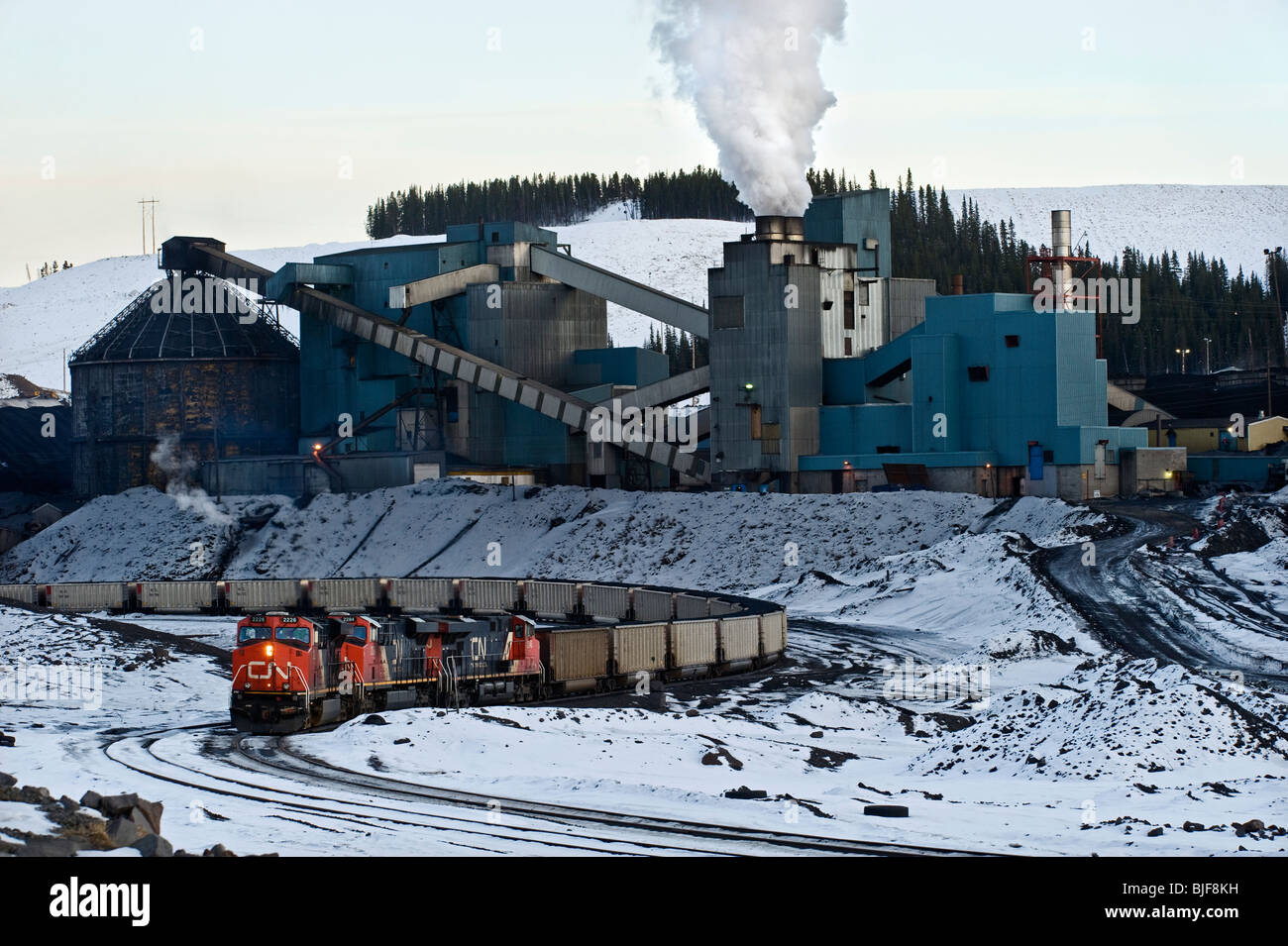 Ein Kohlekraftwerk arbeiten und einen Zug verladen Stockfoto