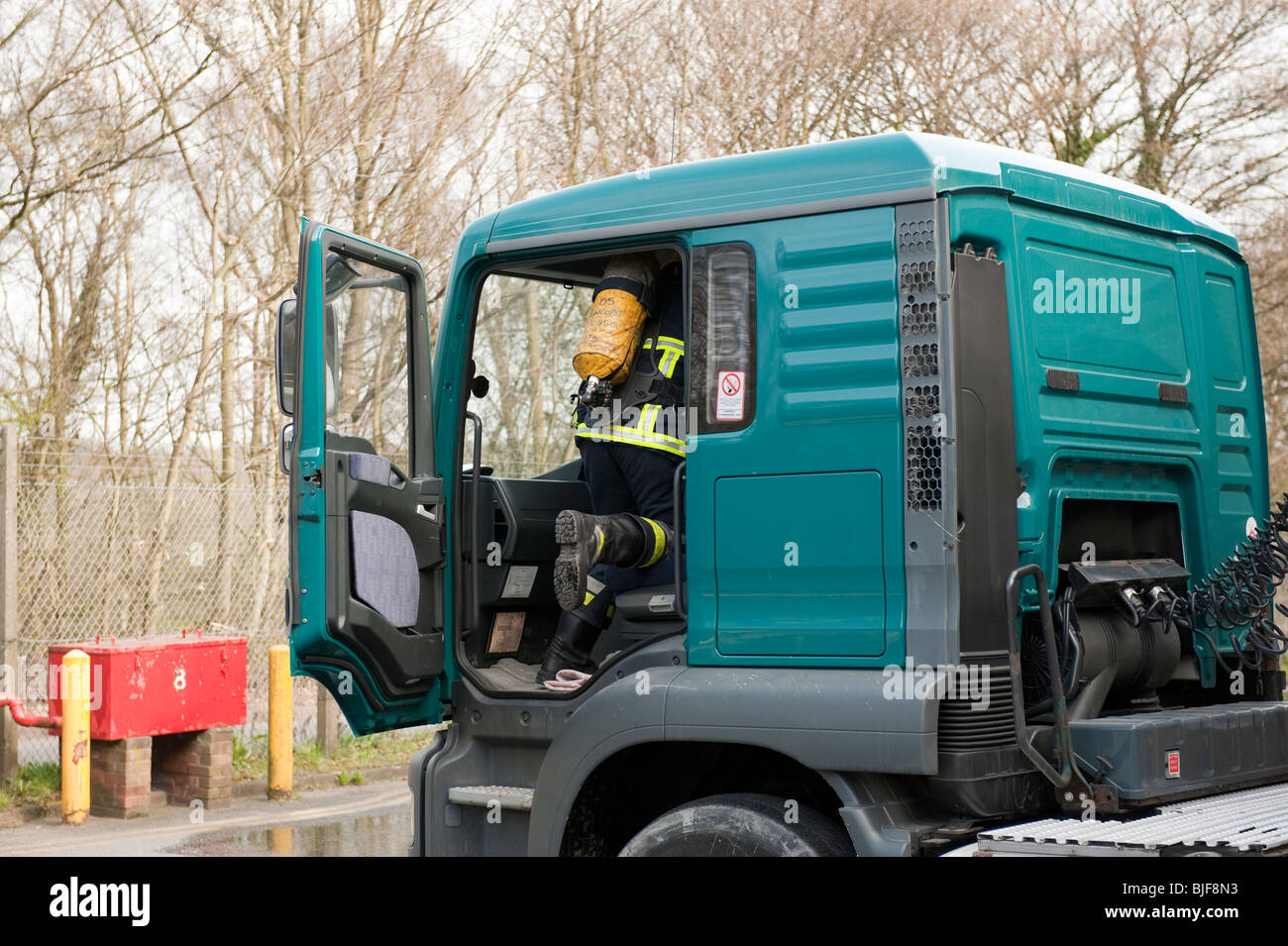 Feuerwehrmann in BA bekommt Gefahrgut Informationen aus LKW-Kabine Stockfoto