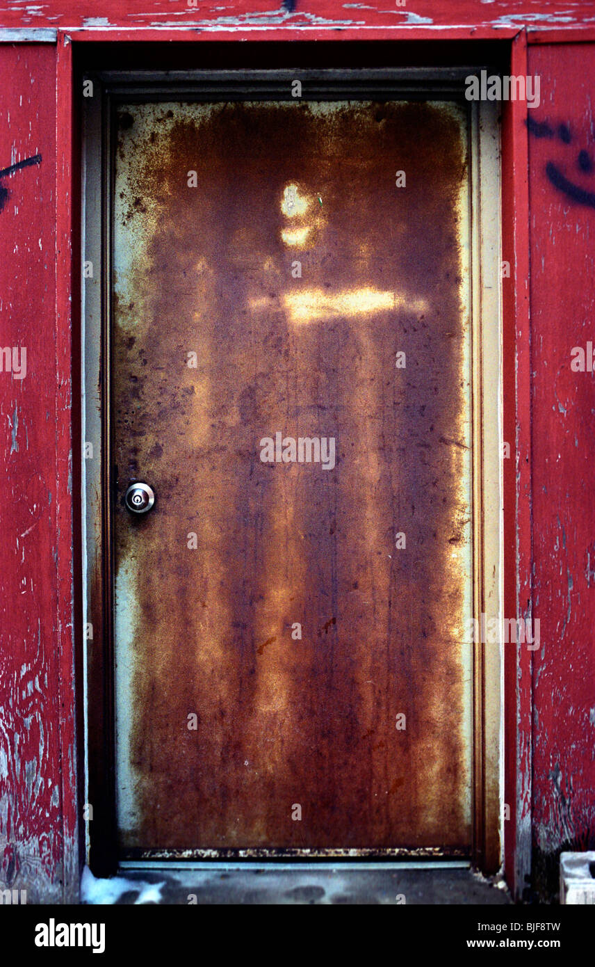 Eine extrem verrostete Tür in einer Gasse. Stockfoto