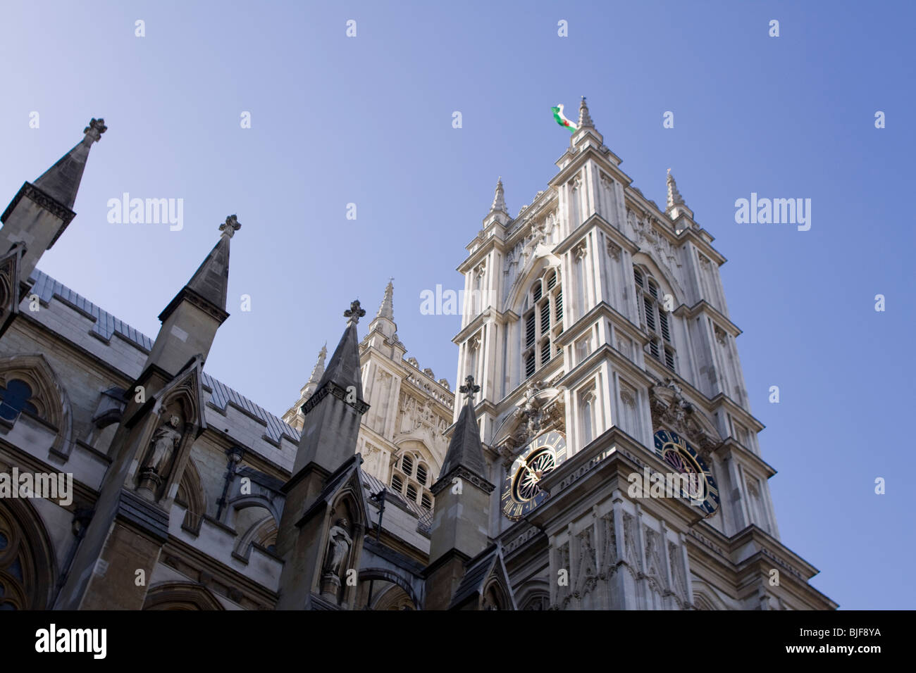 Blick auf einen der Türme der Westminster Abbey in London Stockfoto