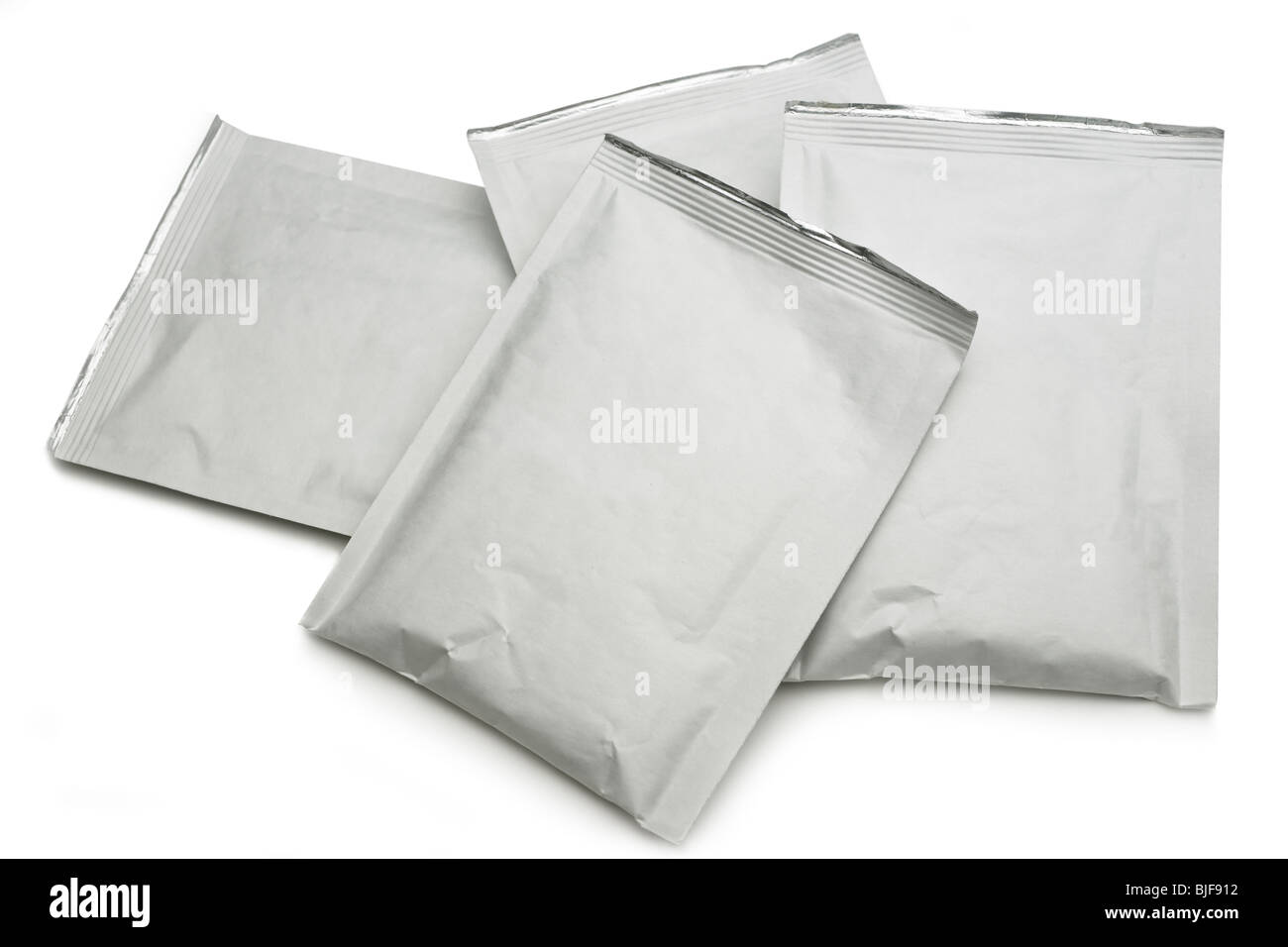 Vier Uni weiß versiegelt Pakete mit Tasse Suppe Stockfoto