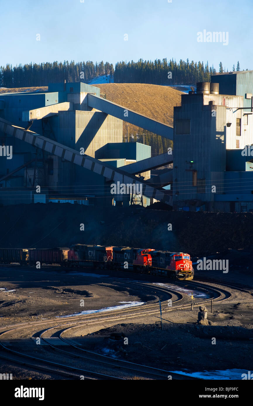 Ein Kohlekraftwerk und ein Bahnhof für den Versand geladen werden Stockfoto