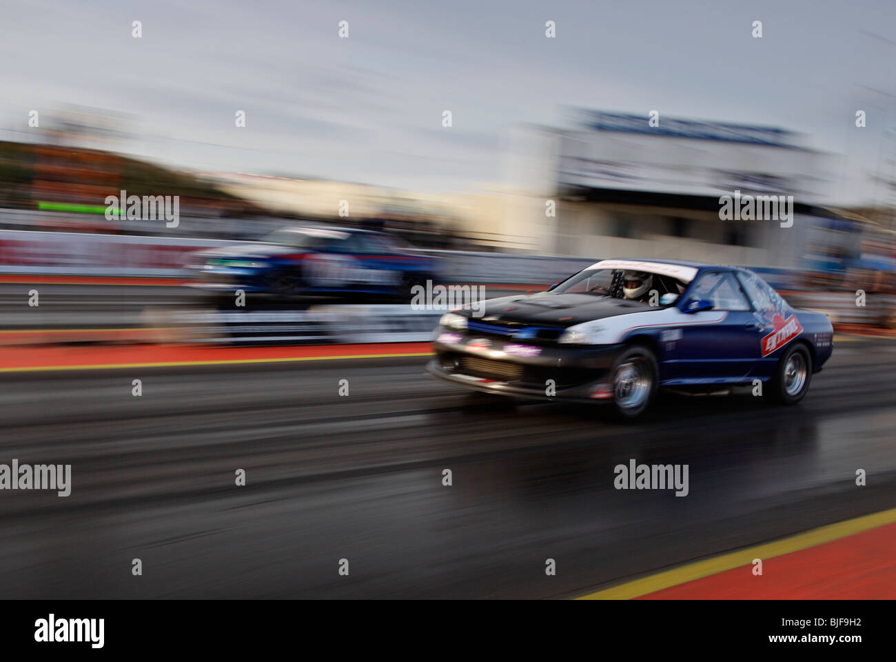Impressionistisches Bild der Fabrik geändert HKS Serie Drag Racer in Aktion. Stockfoto