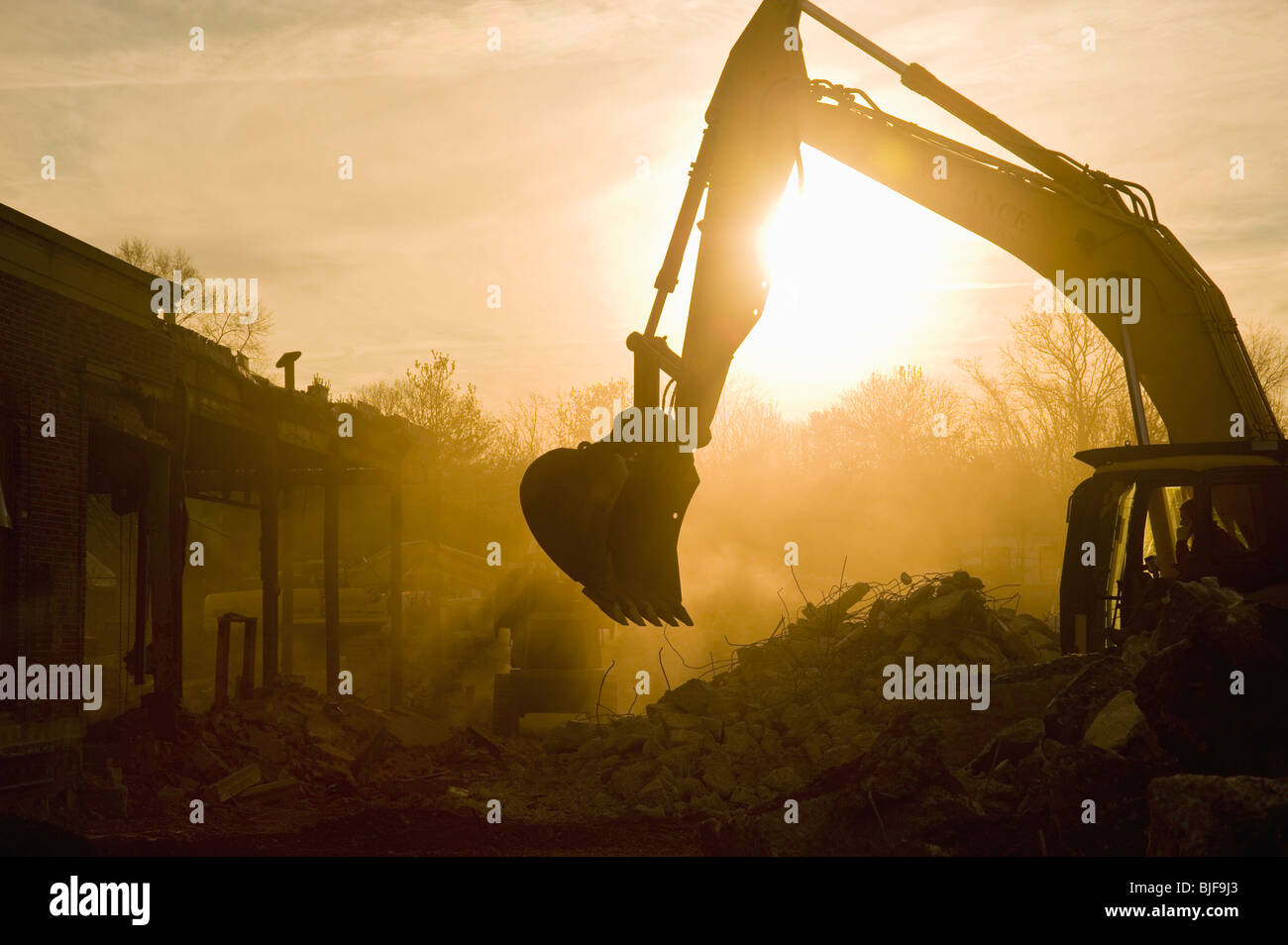 Schwere Bagger Maschinen Baumaschinen bei Abriss-Baustelle bei Sonnenaufgang, Philadelphia, USA Stockfoto