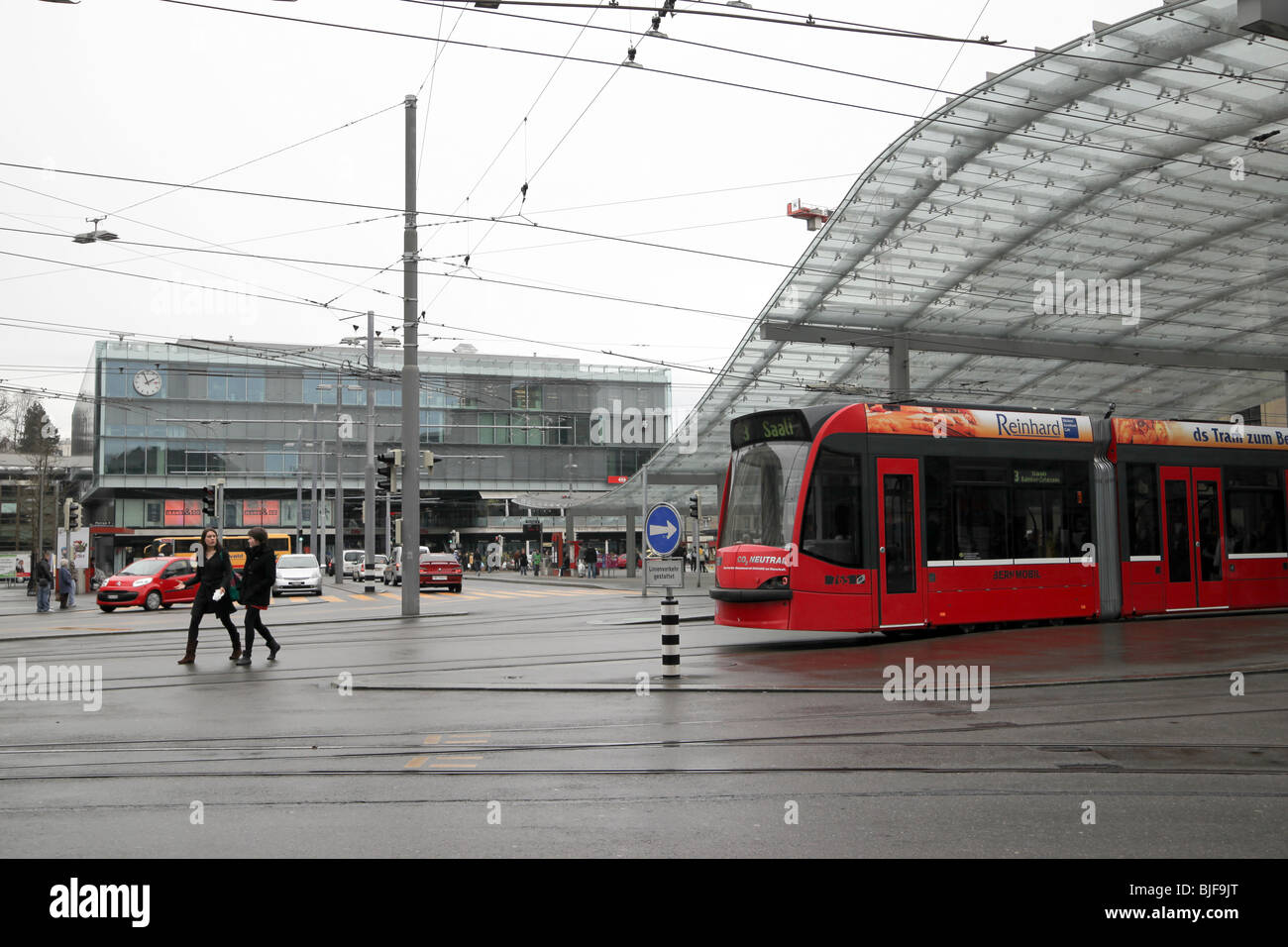 Straßenbahn 3 gegenüber dem Hauptbahnhof, Bern, Schweiz. Charles Lupica  Stockfotografie - Alamy