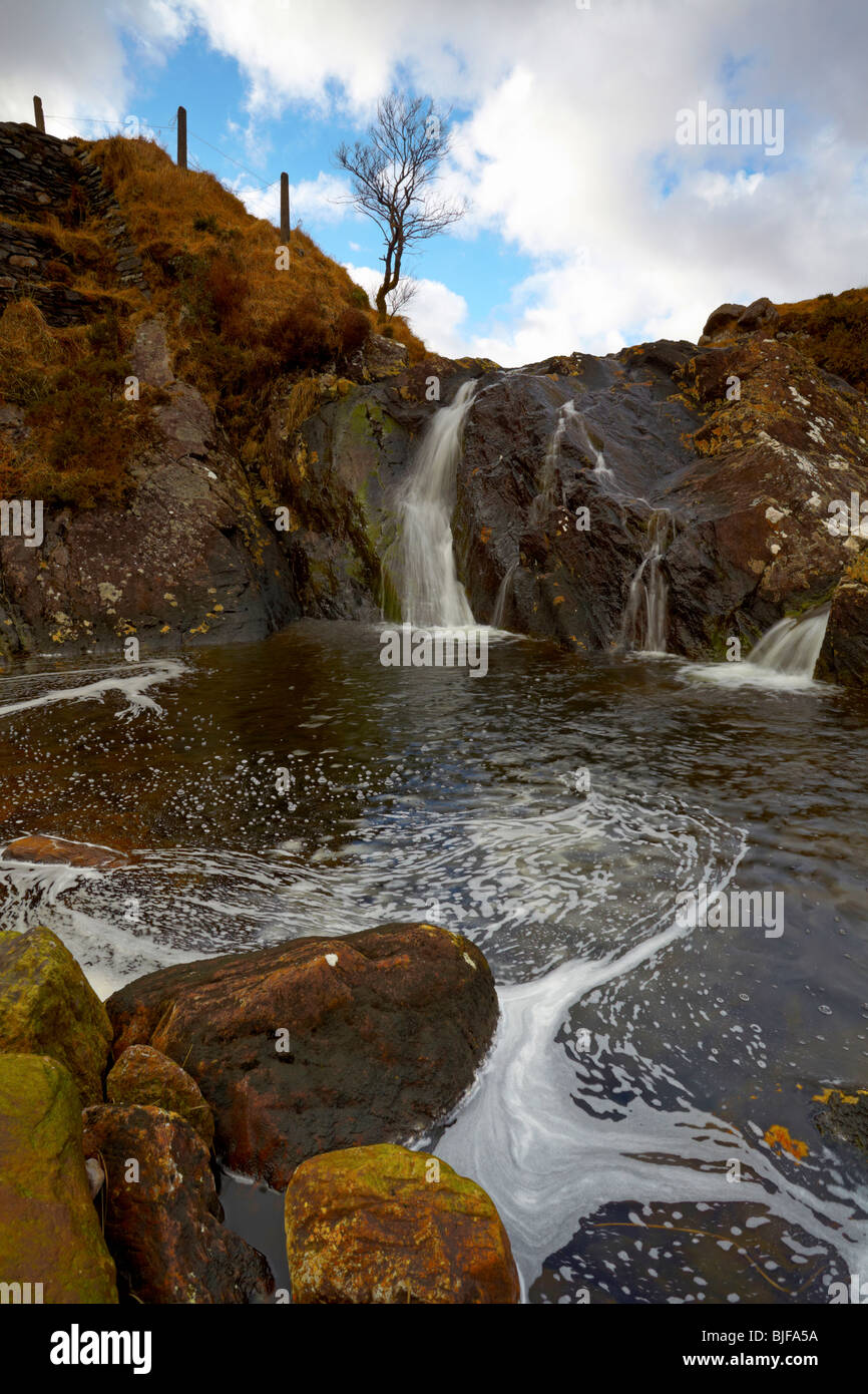 Gebirgsbach in Co.Kerry, Südirland mit Felsen und kleinen Wasserfall Stockfoto