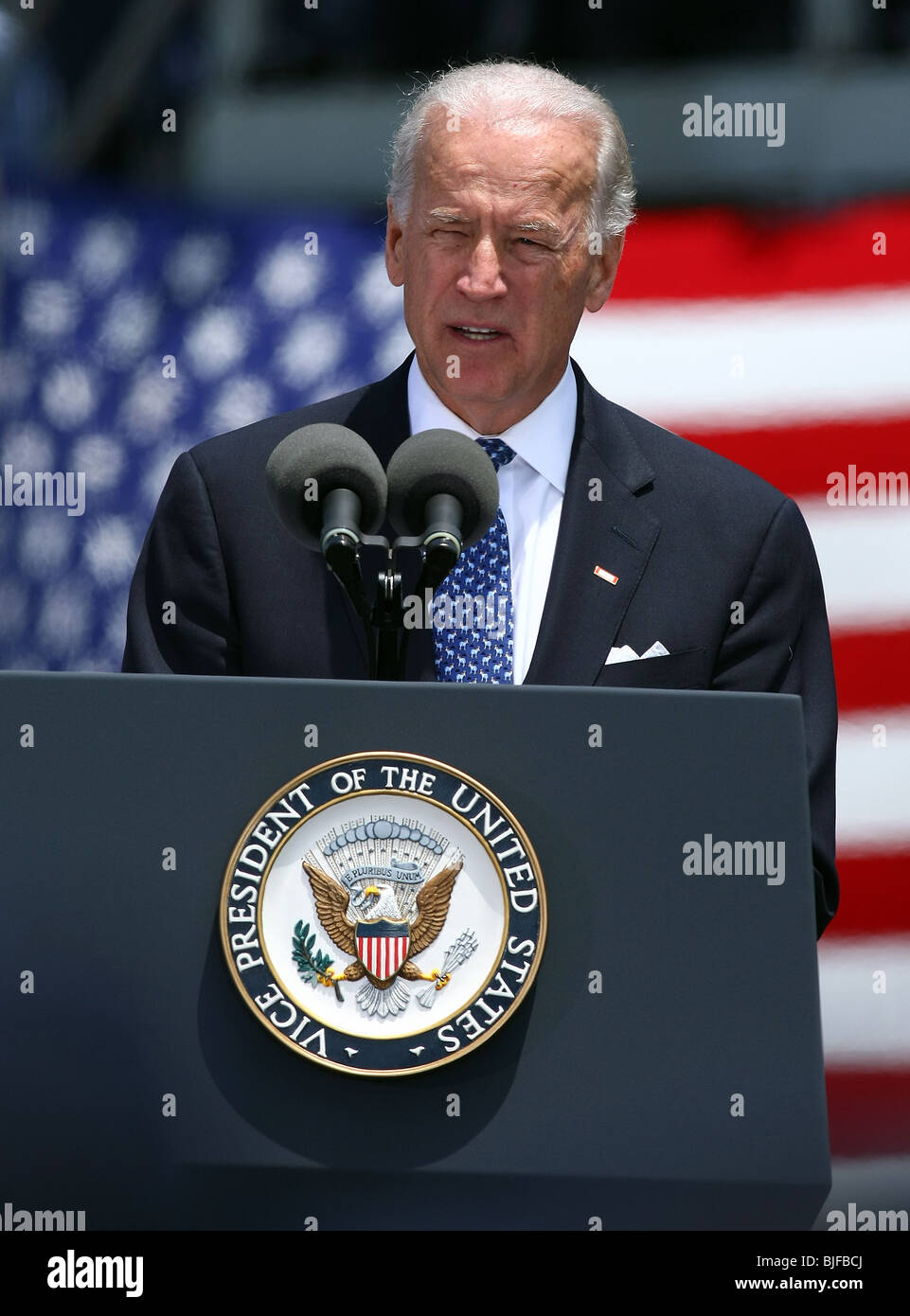 JOE BIDEN Vizepräsident BIDEN Rede in USS RONALD REAGAN Segler NAVAL AIR STATION NORTH ISLAND SAN DIEGO CA USA 14 Mai 200 Stockfoto