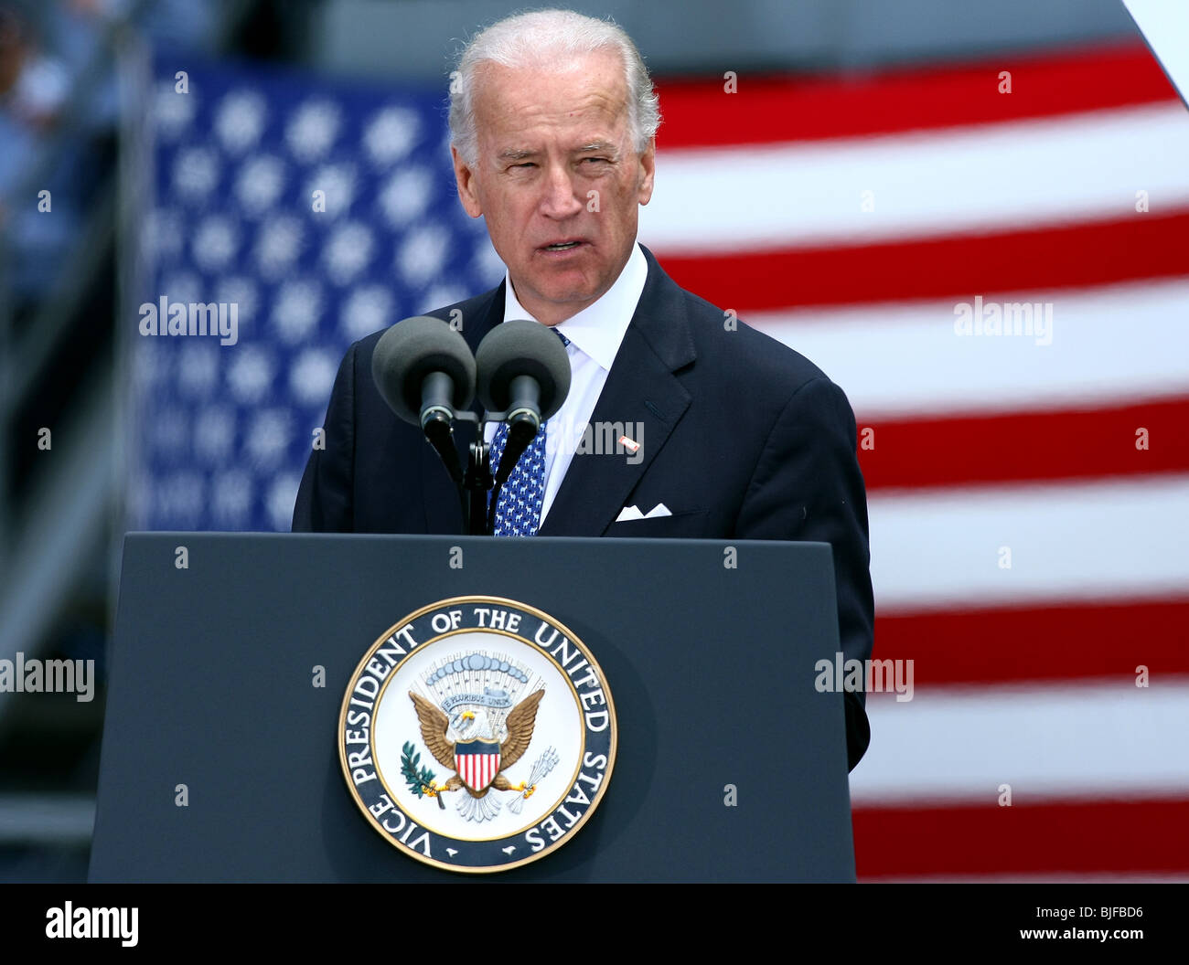 JOE BIDEN Vizepräsident BIDEN Rede in USS RONALD REAGAN Segler NAVAL AIR STATION NORTH ISLAND SAN DIEGO CA USA 14 Mai 200 Stockfoto