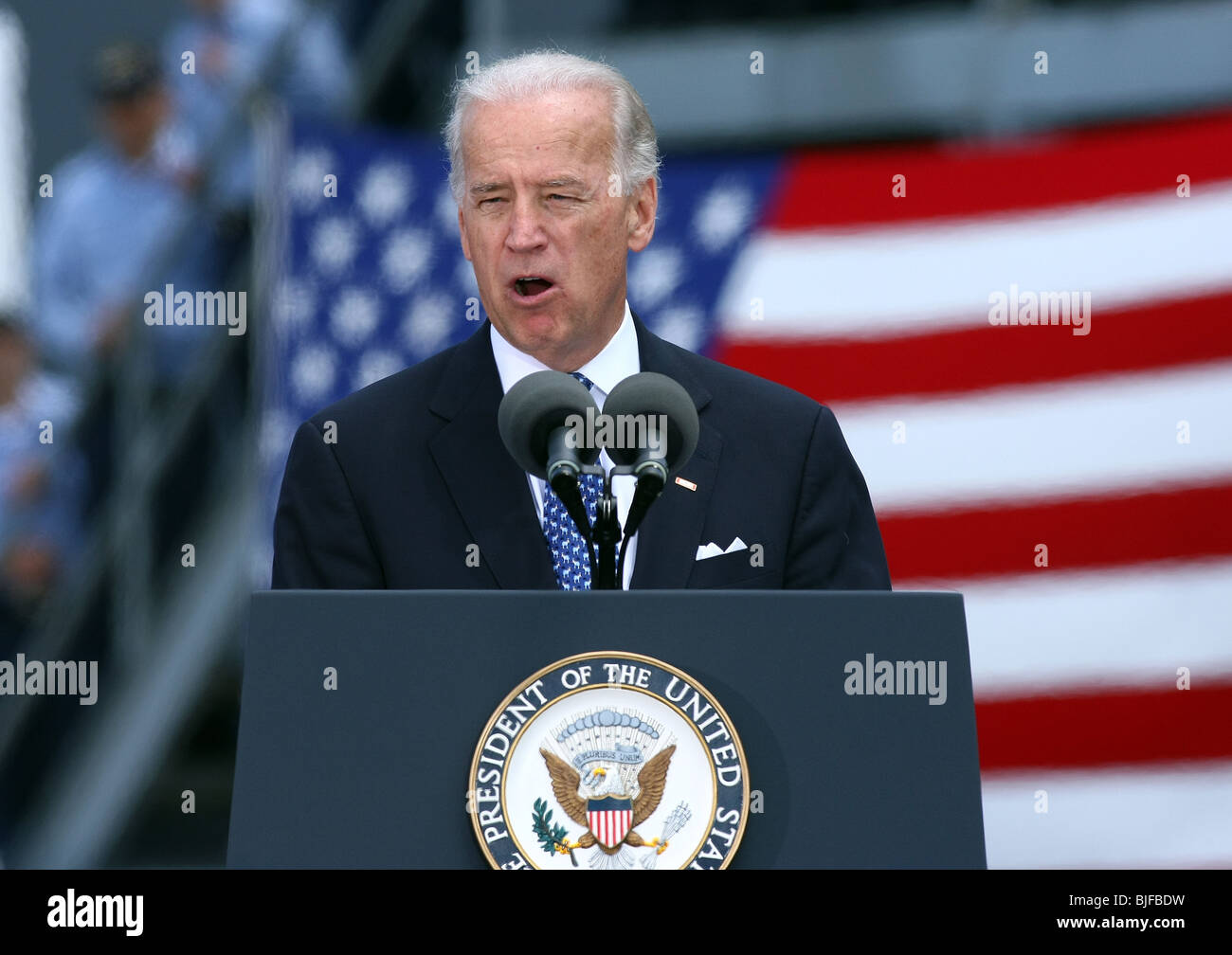 JOE BIDEN Vizepräsident BIDEN Rede in USS RONALD REAGAN Segler NAVAL AIR STATION NORTH ISLAND SAN DIEGO CA USA 14 Mai 200 Stockfoto