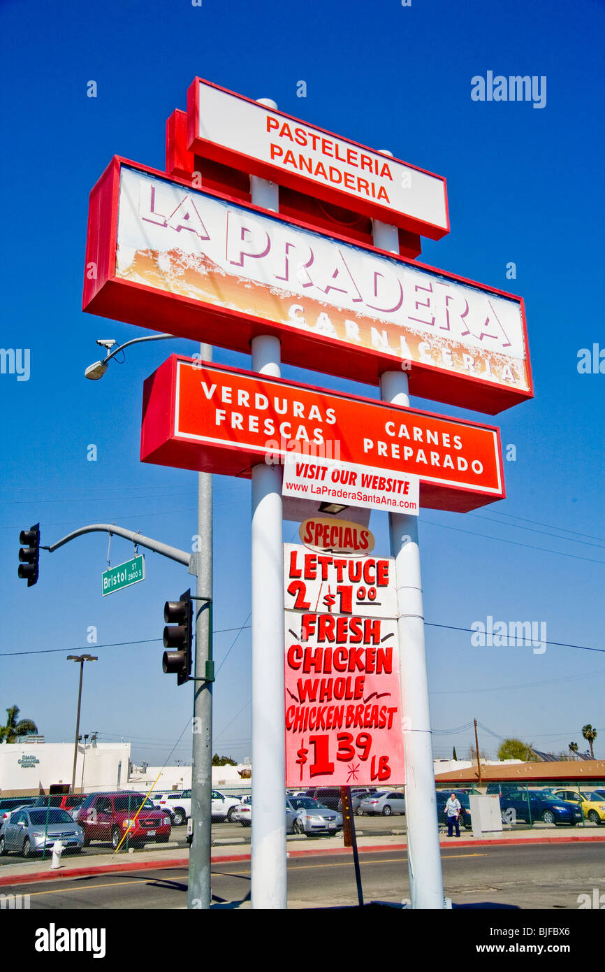 Ein Lebensmittelhändler Zeichen im "Barrio" (hispanische Nachbarschaft) von Santa Ana, Kalifornien bietet Sprachversionen Englisch und Spanisch. Stockfoto